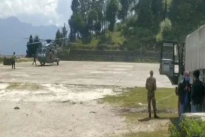 Ration is being transported via helicopter on China border