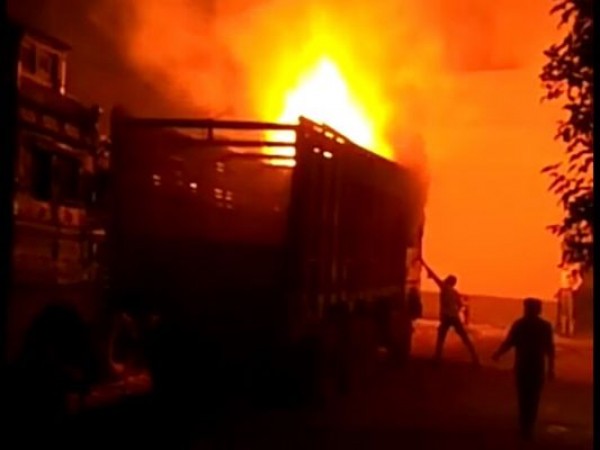 मेरठ: लावारिस खड़े ट्रक में अचानक भड़क उठी आग, मच गई अफरा-तफरी, जांच में जुटी पुलिस