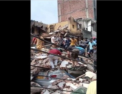 दिल्ली में भरभराकर गिरी 4 मंजिला ईमारत, कई लोगों के मलबे में दबे होने की आशंका