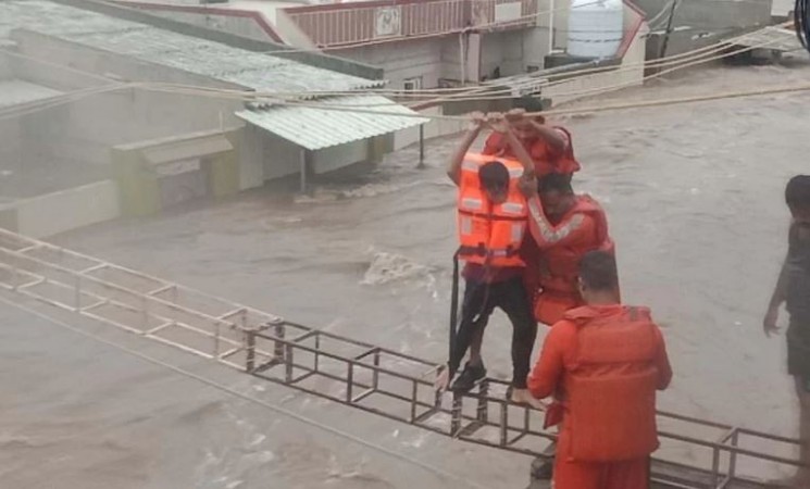 Heavy rains in Jamnagar caused havoc, endangered lives