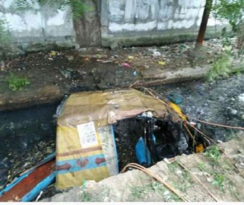 Noida: Auto skids off in drain with 8 passengers