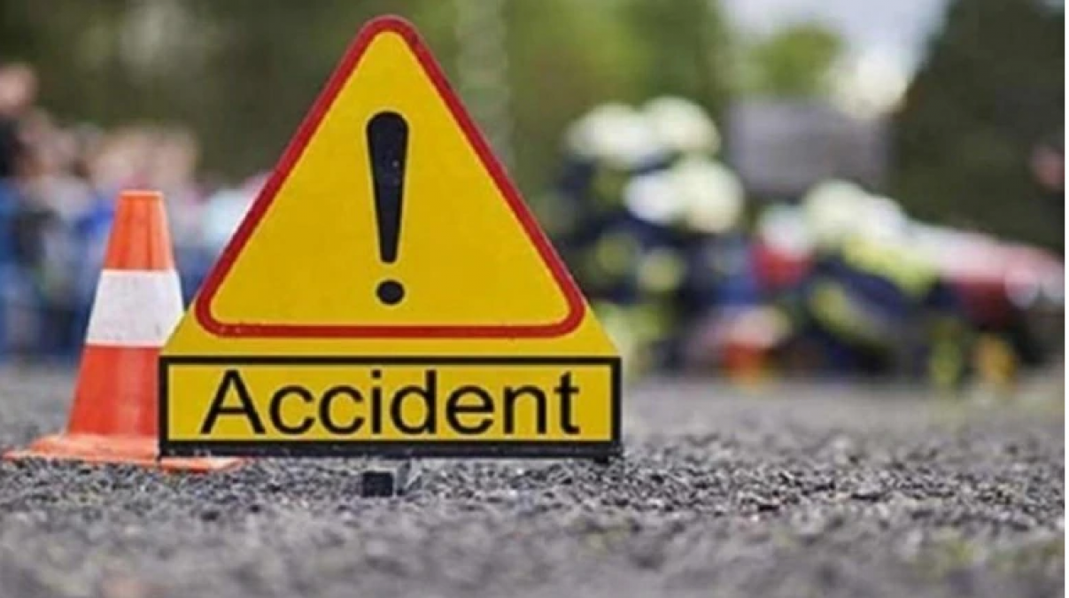 Heavy road accident in Andhra Pradesh, 4 people of the same family died due to fire in the car