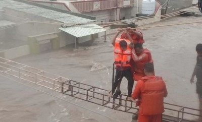 जामनगर में भारी बारिश से हाहाकार, खतरे में पड़ी लोगों की जान