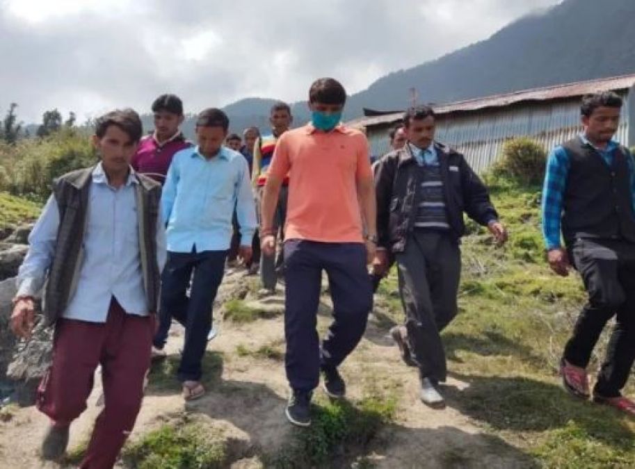 Collector reached village walking 17 km on foot, villagers surprised