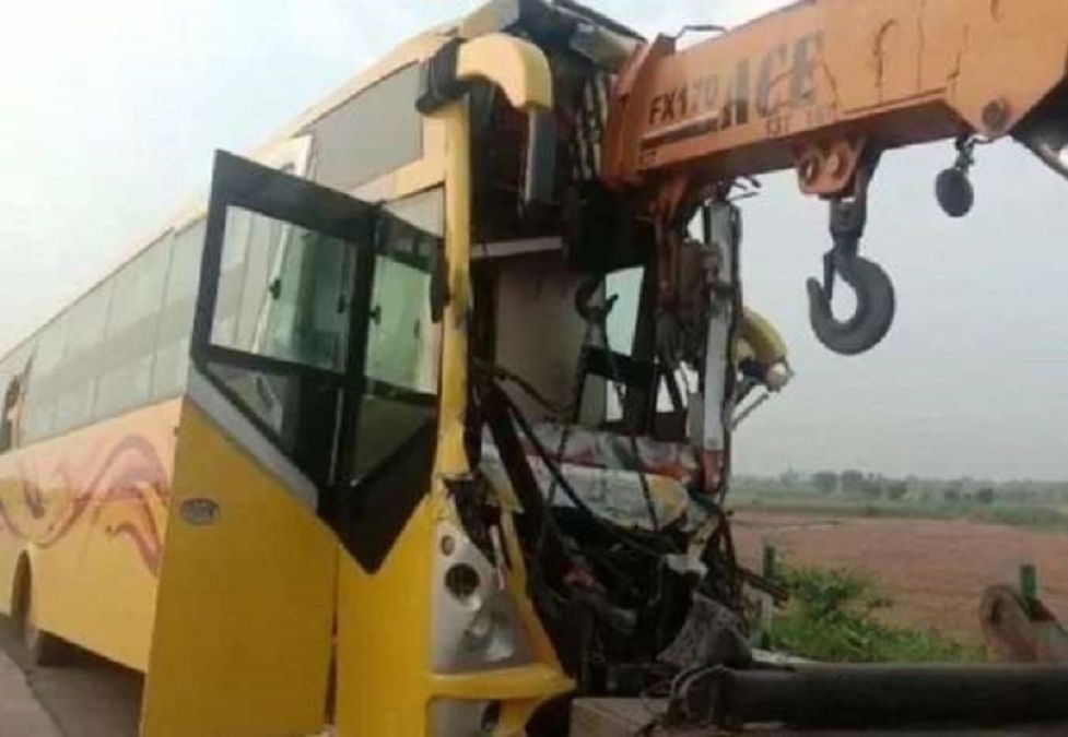 खड़े ट्रक में जा घुसी यात्रियों से भरी बस, 20 मुसाफिर घायल