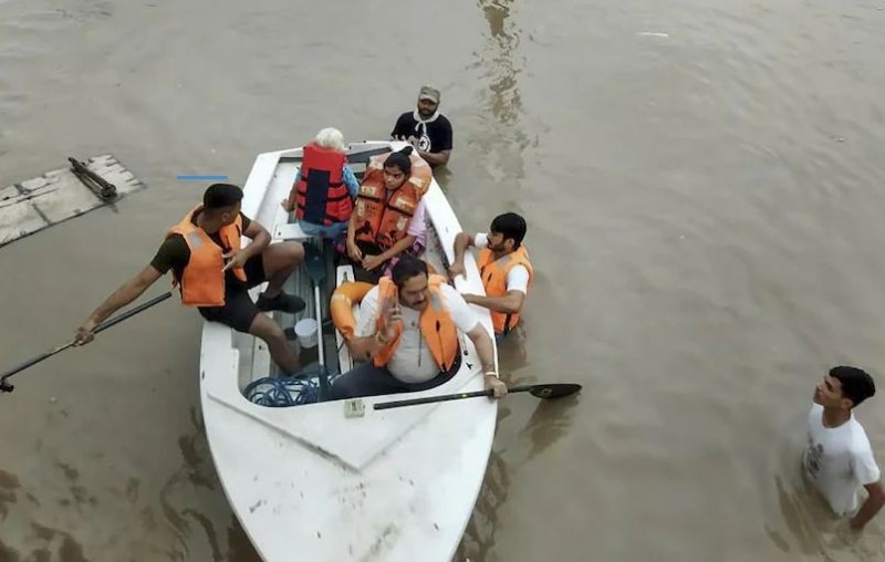 Rain! Floods submerge several villages in Rajkot and Jamnagar, 18 teams of NDRF present on spot
