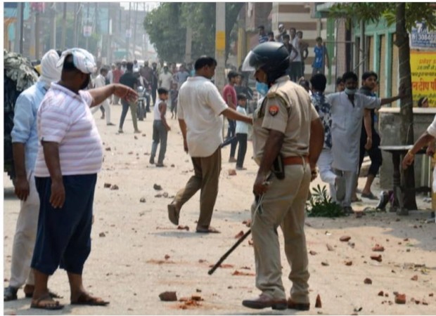 Two factions engaged in dust-up for Rs3000 pelted stones, many injured