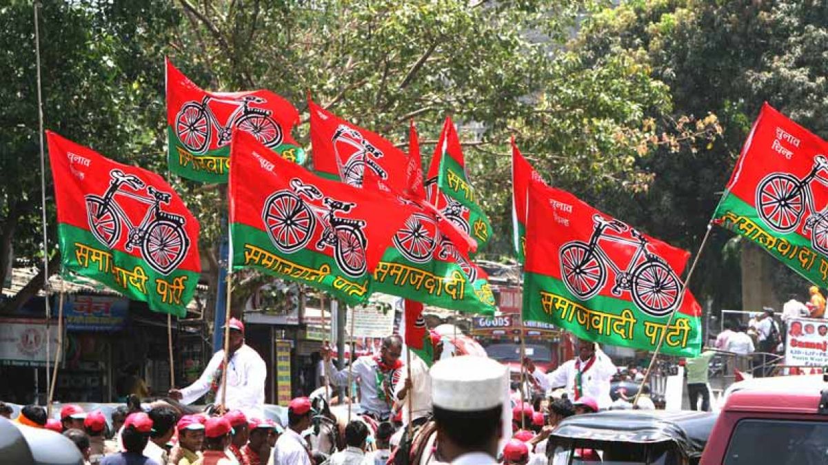 SP workers' unique protest against the Motor Vehicle Act, seen begging on the road