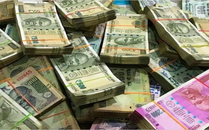 Bihar: Rs 960 crore in accounts of 2 school students, crowd at bank