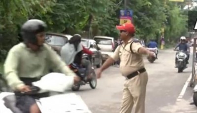 इंदौर के बाद ख़बरों में छाया देहरादून का ये ट्रैफिक पुलिस, वायरल हुआ VIDEO