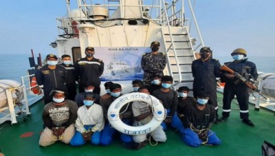 Indian Coast Guards capture Pakistani boat 'Allah Pavakal', 12 people nabbed from Gujarat border