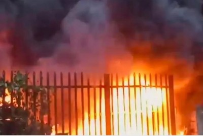 उत्तर प्रदेश: टूंडला रेलवे स्टेशन के गोदाम में भड़की भीषण आग, लाखों के उपकरण जलकर ख़ाक