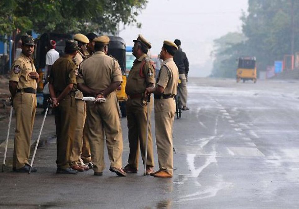 पश्चिम बंगाल में पकड़ाया हथियारों का बड़ा जखीरा, तीन आरोपी गिरफ्तार