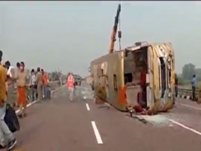 1 dead, 27 injured after bus overturns on Agra-Lucknow Expressway