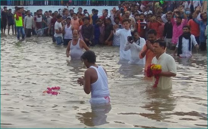 VIDEO: 7.5 kg stone statue of Lord Nrisinh floated in water 3 times in MP