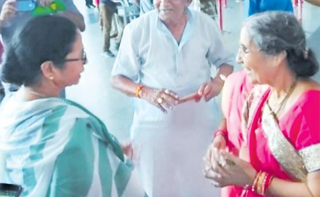 जब कोलकाता एयरपोर्ट पर टकराए पीएम मोदी की पत्नी और ममता बनर्जी