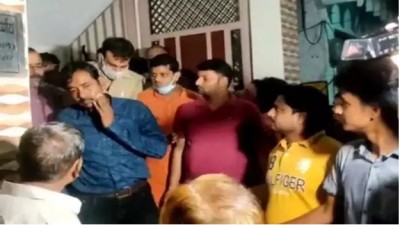 Video: 'ममता बनर्जी' की पुलिस को लोगों ने कमरे में बंद कर बुरी तरह पीटा, बोले- तुम्हारा 'खेला' करवा देंगे
