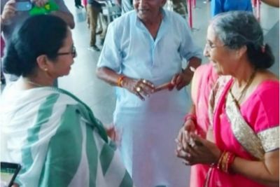 When PM Modi's wife and Mamta Banerjee meet at Kolkata Airport
