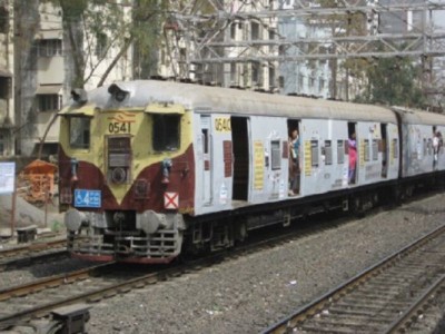 मुंबई के पास पटरी से उतरी लोकल ट्रेन, मचा हड़कंप