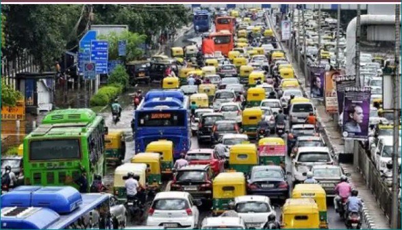 दिल्ली: बेहतर सड़कों के लिए सड़क पर उतरे लोग, लगा 15 KM लंबा जाम