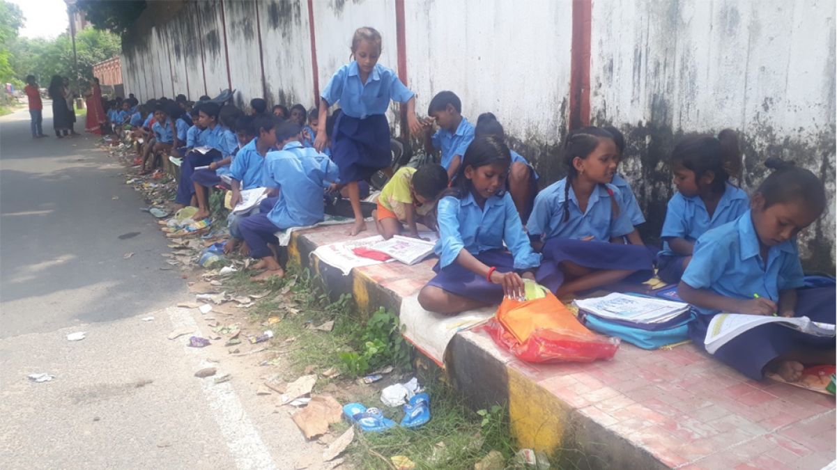 बिहार: राजधानी पटना के सरकारी स्कूल में भर गया पानी, सड़क पर लग रही कक्षा
