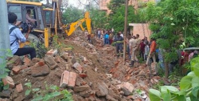 Noida: Wall collapses during cleaning of drain, 4 dead