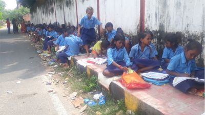 Bihar: Water filled in the government school of the capital Patna, class on the road