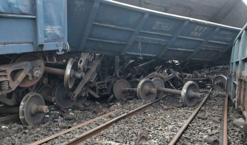 बिहार में अचानक पलट गई रेलगाड़ी, कई ट्रेनें हुई प्रभावित