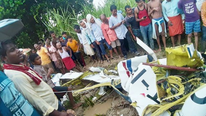 Helicopter crashed in Azamgarh, Pilot died, one missing