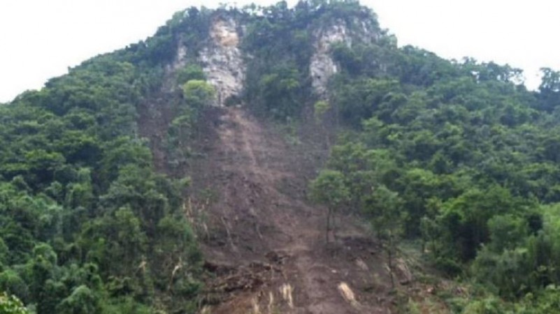 Massive landslide on Kedarnath highway, passengers narrowly escaped