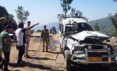 जम्मू में सड़क से फिसलकर पलटी कार, 8 लोग घायल