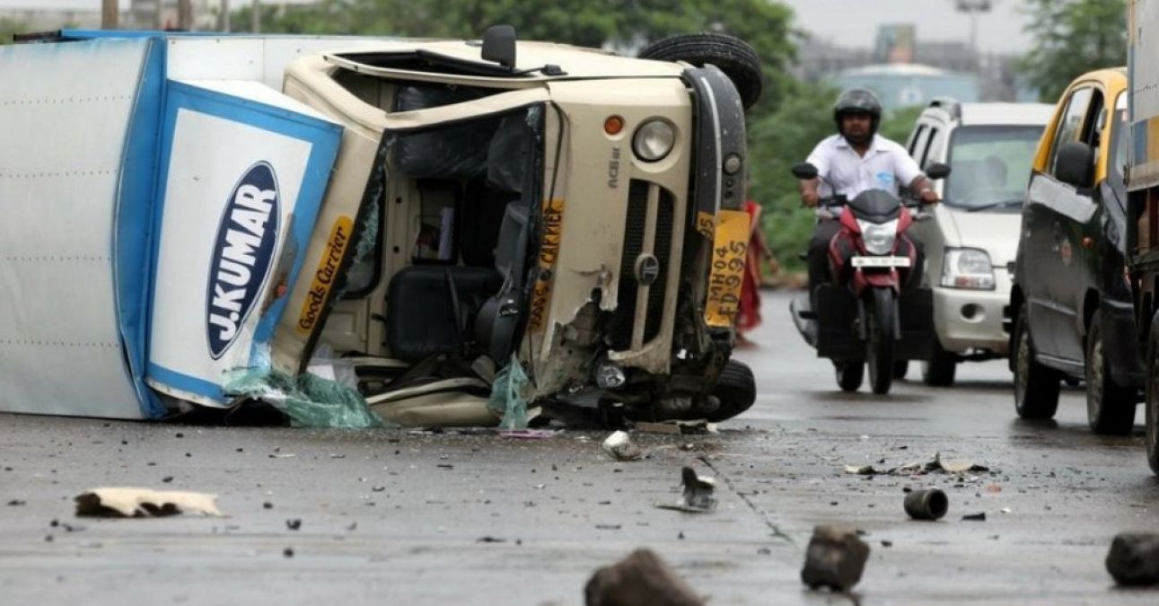 Assam Road Accident : टेंपो ट्रेवलर और बस के टक्कर में दस लोगों की मौत