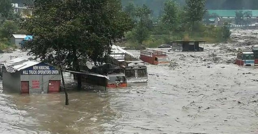 हिमाचल प्रदेश में 'काल' बनी बारिश, अब तक 10 लोगों की मौत, 15 घर ढहे