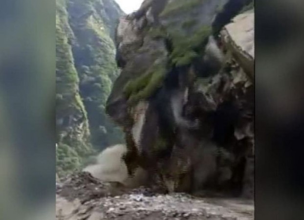 Dangerous landslide in Pithoragarh, watch this shocking video