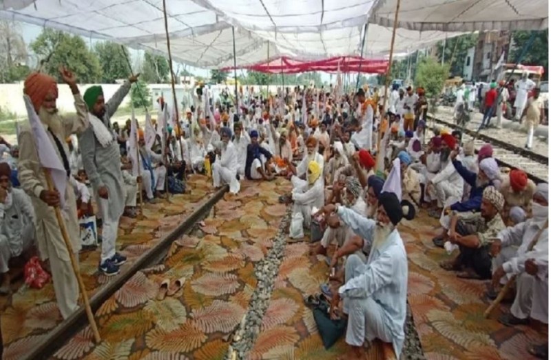 देशभर में आज किसान कर रहे हैं आंदोलन, पंजाब में पटरियों को किया जाम