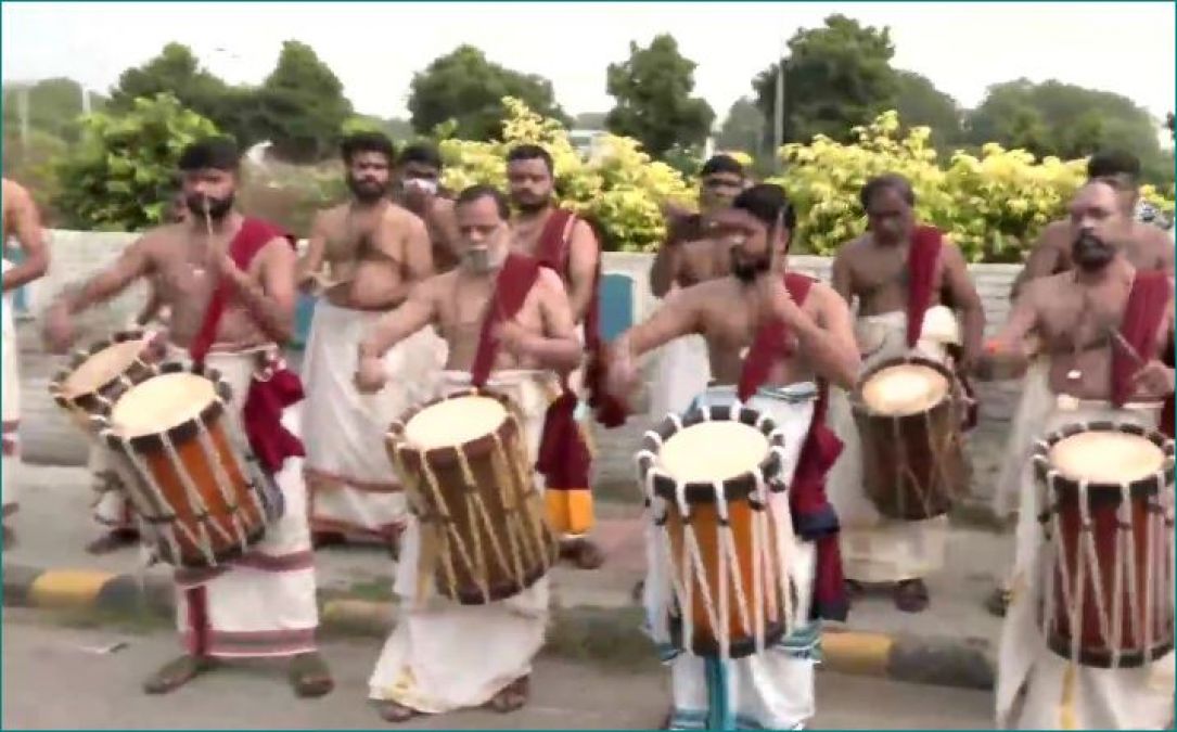 Grand welcome with Bands, on PM Modi's return to India