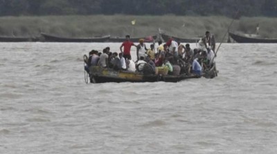 बिहार में हुआ बड़ा हादसा, अचानक पलटी नाव, खतरे में 22 लोग की जान