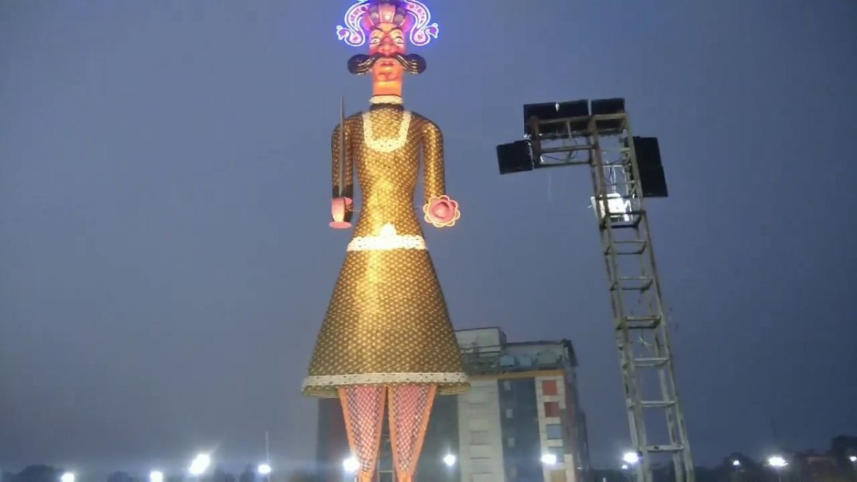 40 feet shoes and 24 feet moustaches, this is the largest Ravan in the country
