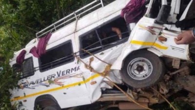 Bus filled with medical staff of AIIMS overturned, 1 dead
