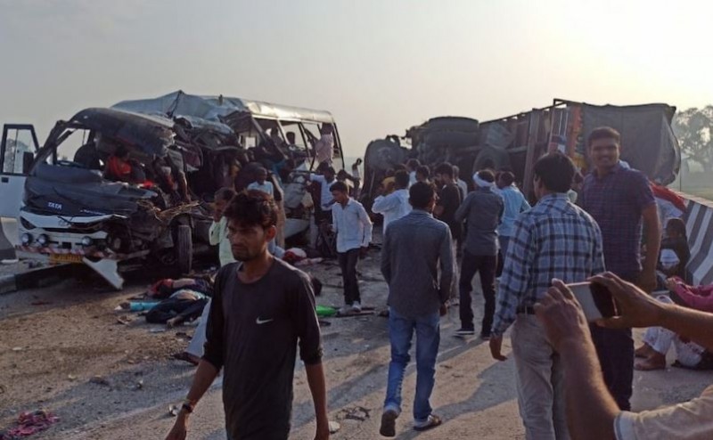 Tragic accident in Lakhimpur, 8 dead in bus-truck collision