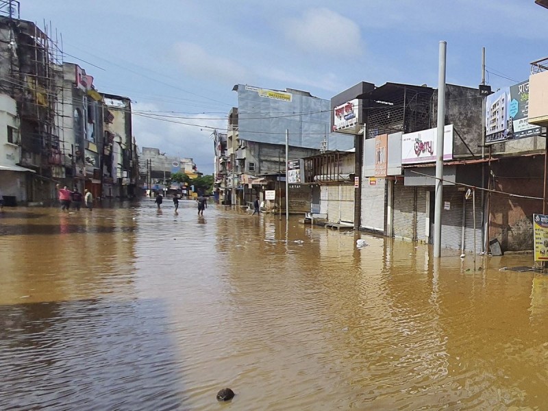 महाराष्ट्र में बाढ़-बिजली से मचा हाहाकार, खतरे में पड़ी लोगों की जान