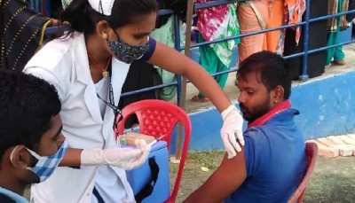 बिहार में अनोखी पहल, मतदान के साथ लोगों को लगी कोरोना वैक्सीन