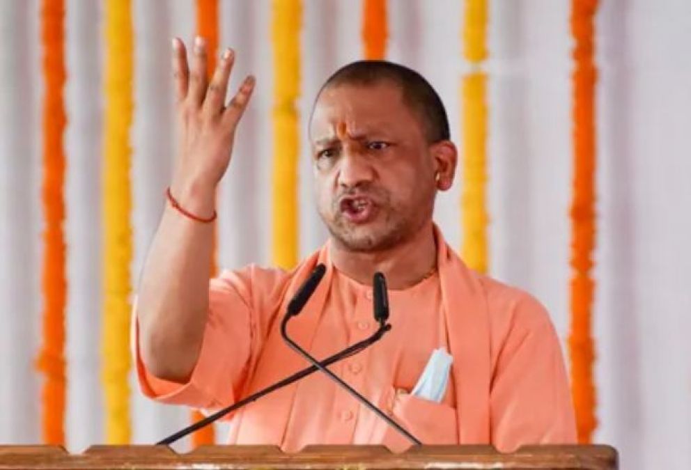 CM Yogi announced compensation to family members with a job to wife of property dealer Manish Gupta