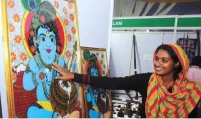 कई वर्षों से श्री कृष्ण की पेंटिंग बना रही है मुस्लिम महिला, इस बार मिला मंदिर में रखने का मौक़ा