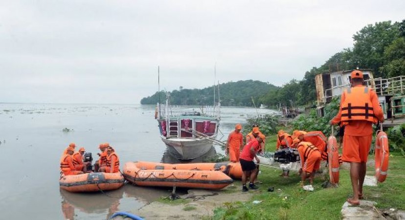 ब्रम्हपुत्र नदी में पलटी नाव, 4 वर्षीय बच्चे की दुखद मौत, 2 लापता