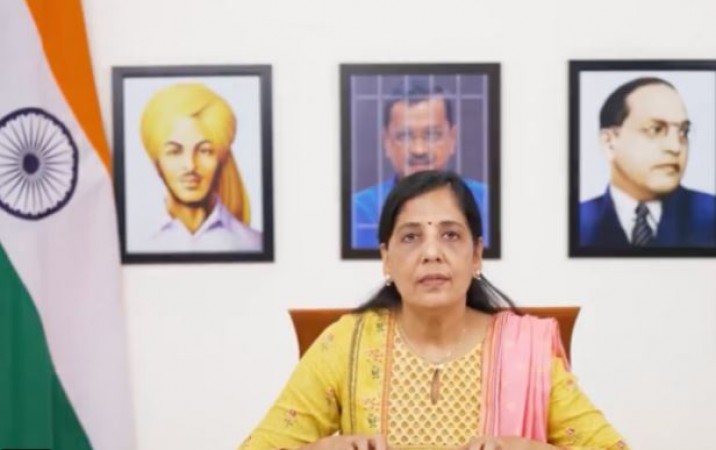 भगत सिंह और आंबेडकर के बराबर 'केजरीवाल' की तस्वीर, पत्नी सुनीता ने AAP विधायकों को दिया नया सन्देश