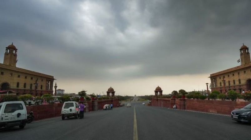 दिल्ली में दर्ज किया गया साल का सबसे गर्म दिन, पहाड़ी इलाकों में बर्फ़बारी का अनुमान
