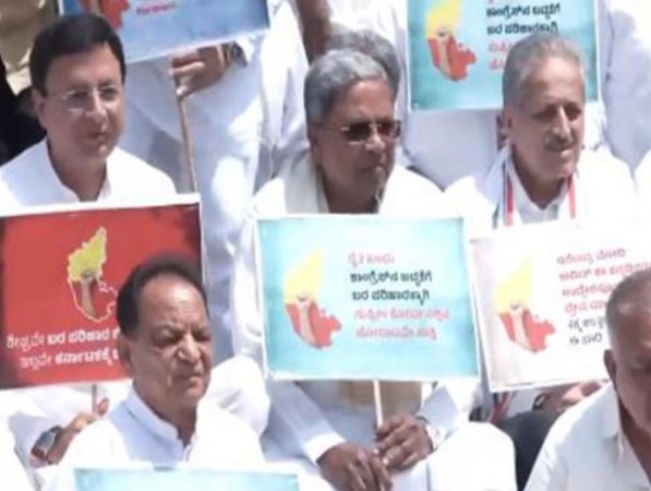'केंद्र हमें पैसा नहीं दे रहा..', धरने पर बैठी कांग्रेस, लेकिन कर्नाटक सरकार के पास क्यों नहीं बचा धन ?