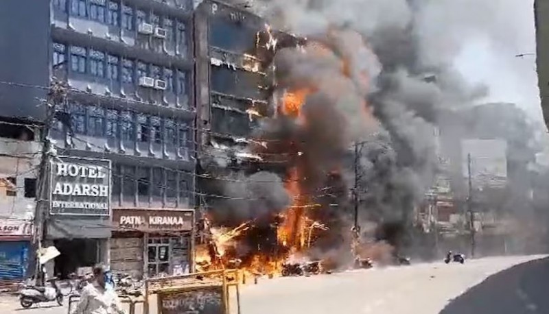 पटना जंक्शन के पास होटल में लगी भयंकर आग, खतरे में कई लोगों की जान