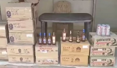 झारखंड में पकड़ी गईं 420 अवैध शराब की बोतलें, पुलिस के आते ही फरार हुए मां-बेटे